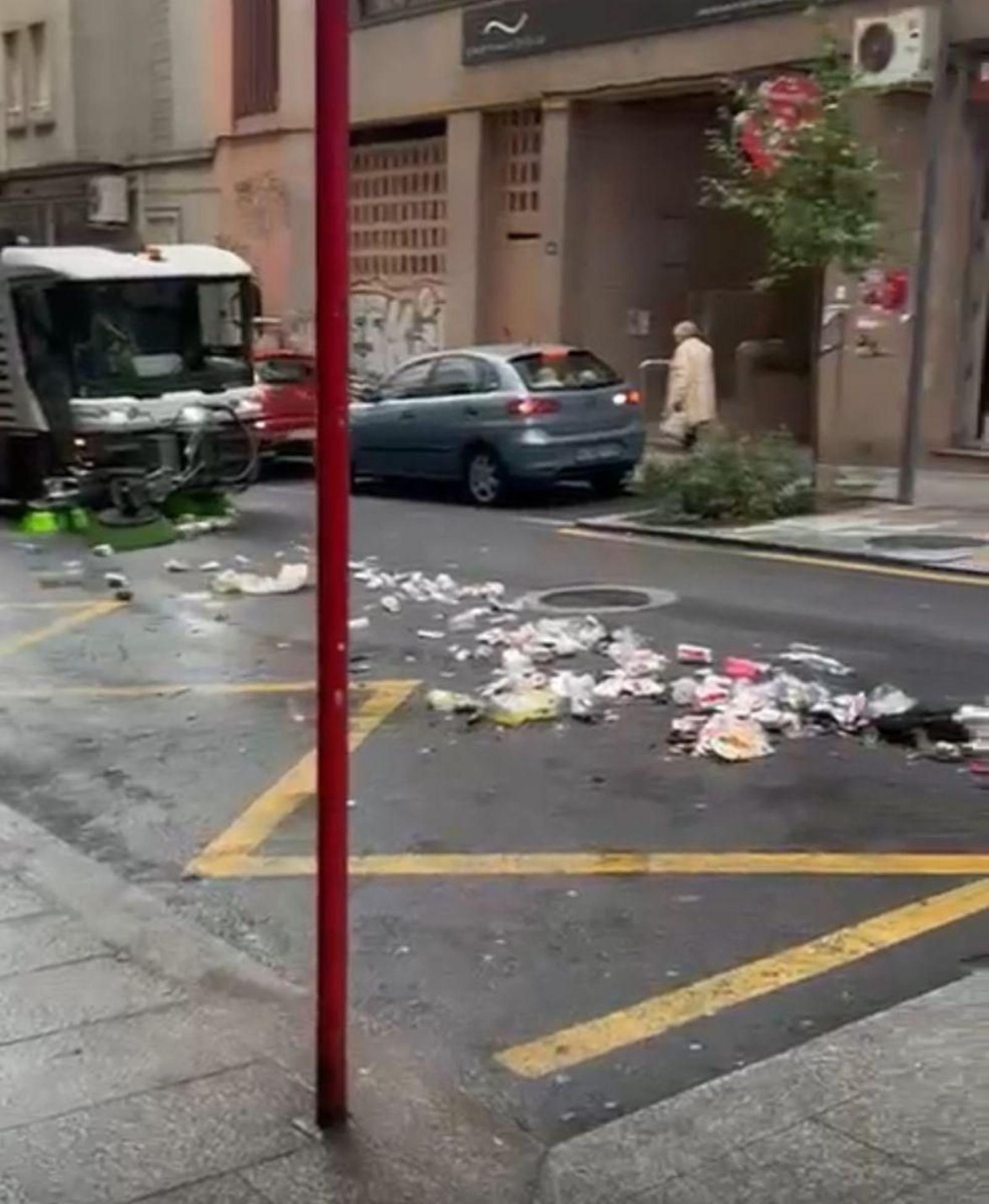 Rastros de basura en la vía pública.