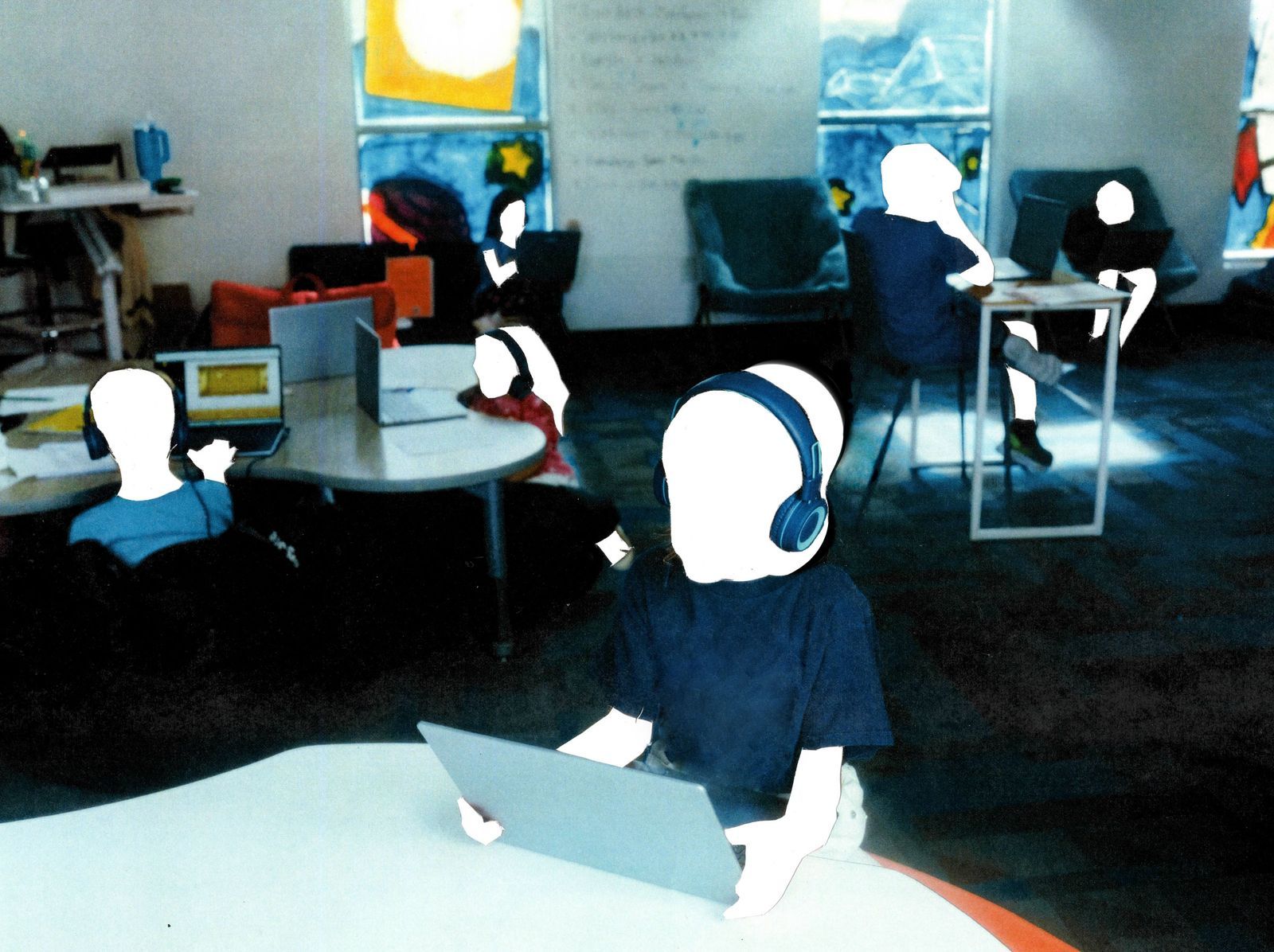 Un grupo de niños en un aula de una escuela Alpha.