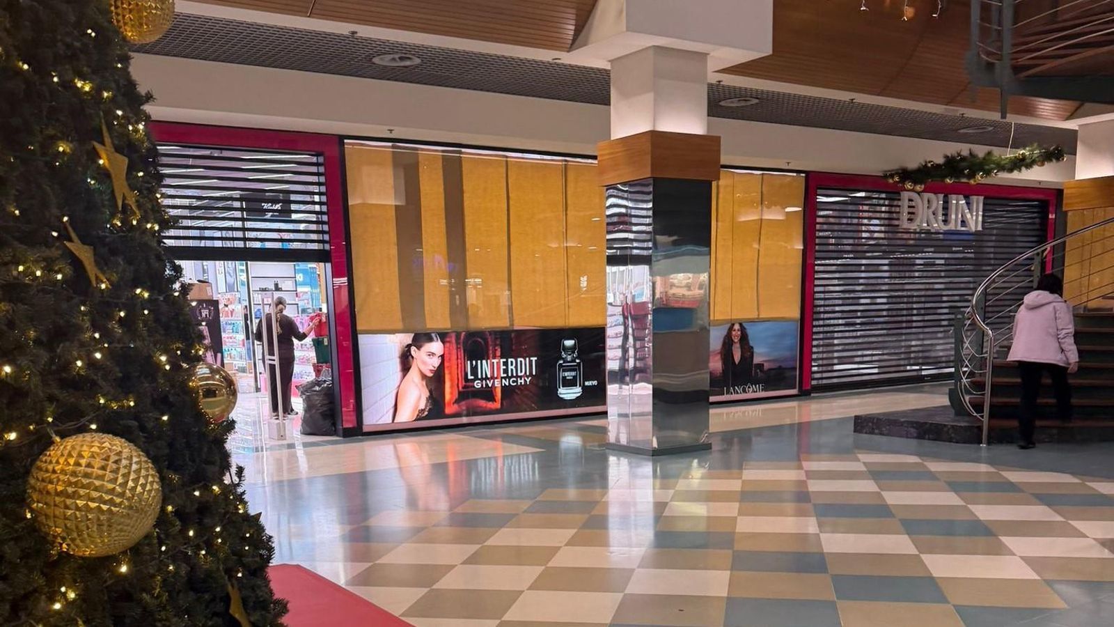 La tienda ultimando los detalles finales