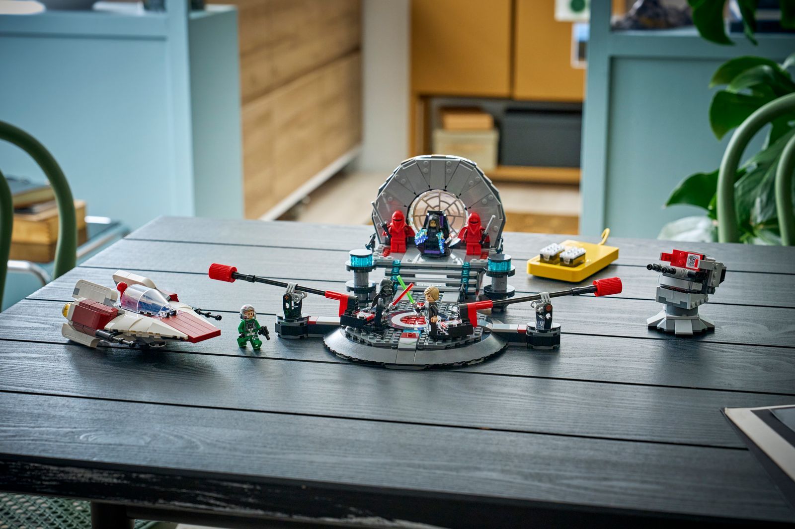 El set Duelo en la Sala del Trono de 962 piezas de Lego viene con tres Smart Minifigures de Darth Vader el Emperador...