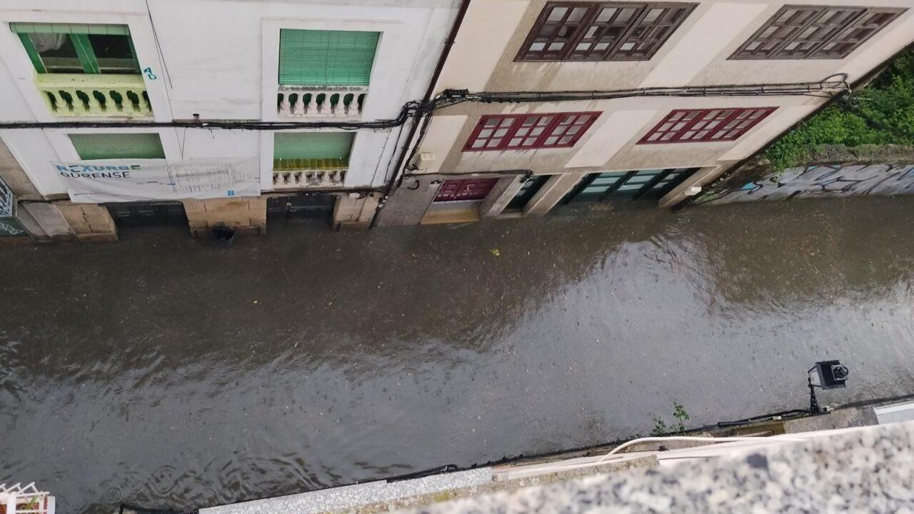 Las calles de Ourense colapsan con las tormentas y los comerciantes están cansados de las inundaciones