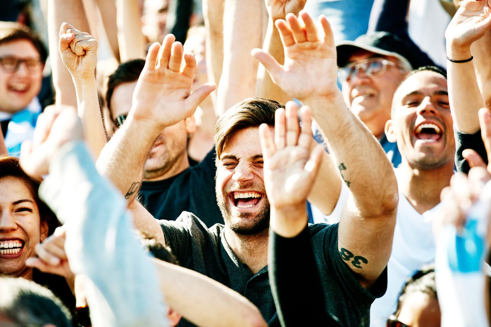 personas en grada viendo partido de fútbol