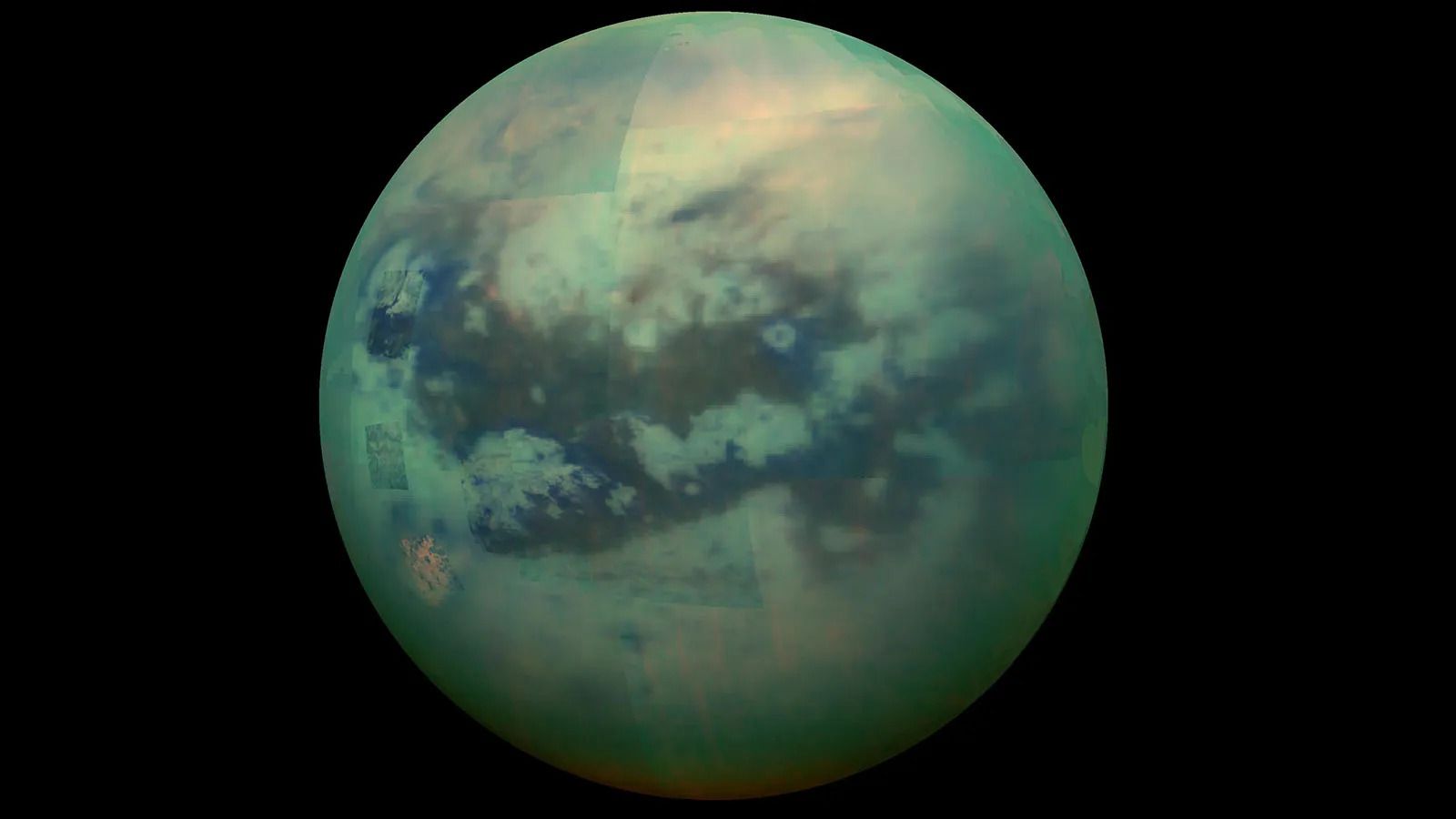 Esta imagen compuesta muestra una vista infrarroja de Titán, la luna de Saturno, capturada por la sonda Cassini de la NASA...