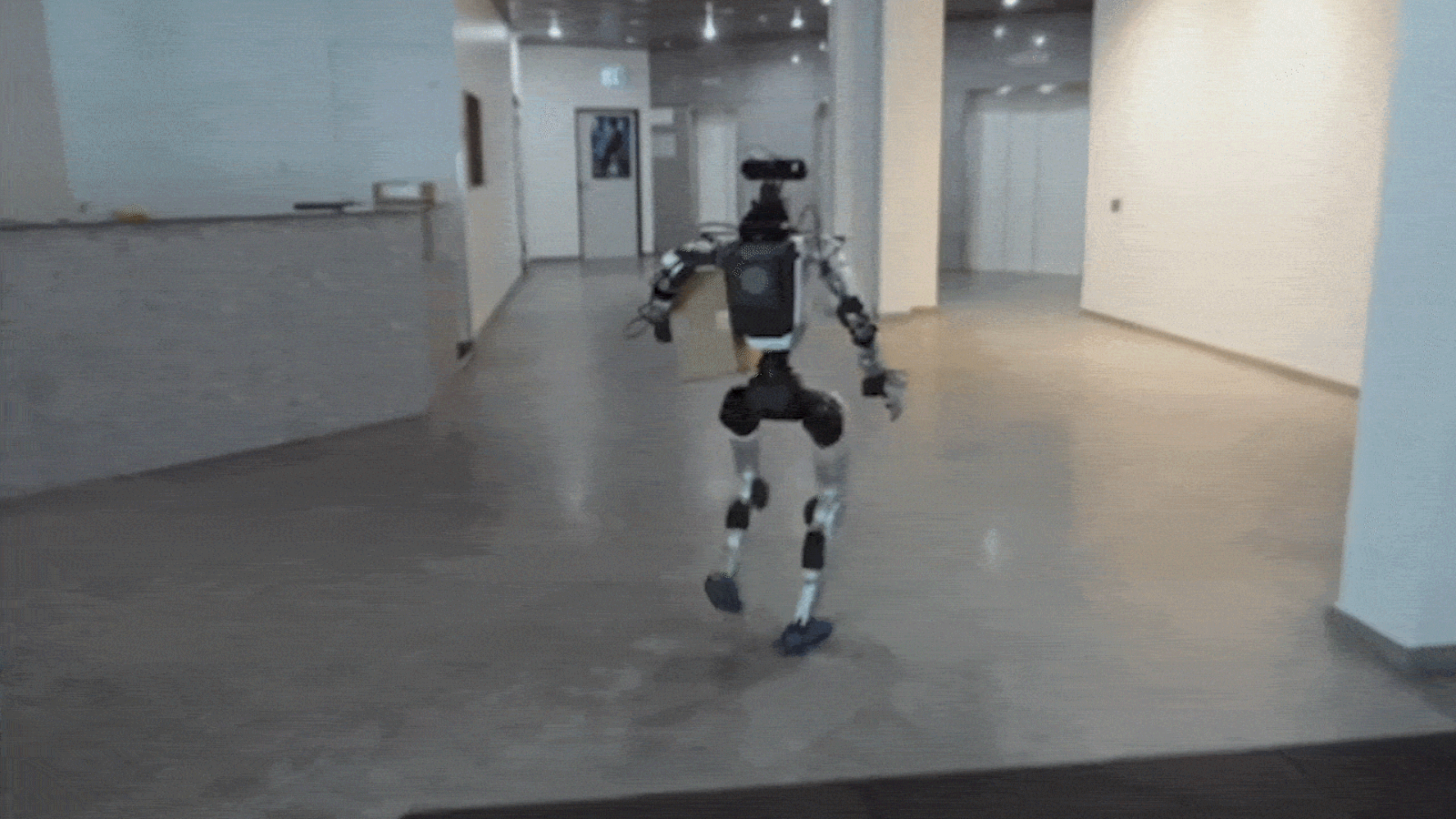 Este robot humanoide es un becario de oficina tan competente que asusta