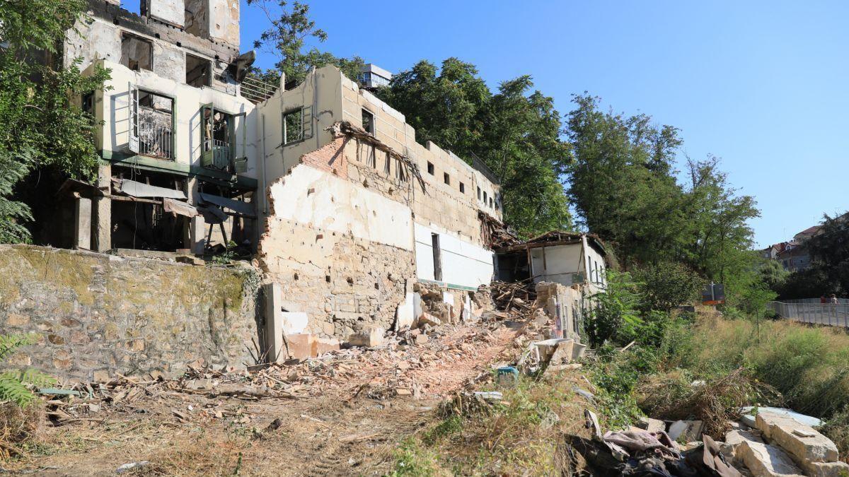 El Concello de Ourense comienza el derribo silencioso de la Casa de Baños prevista para renovación