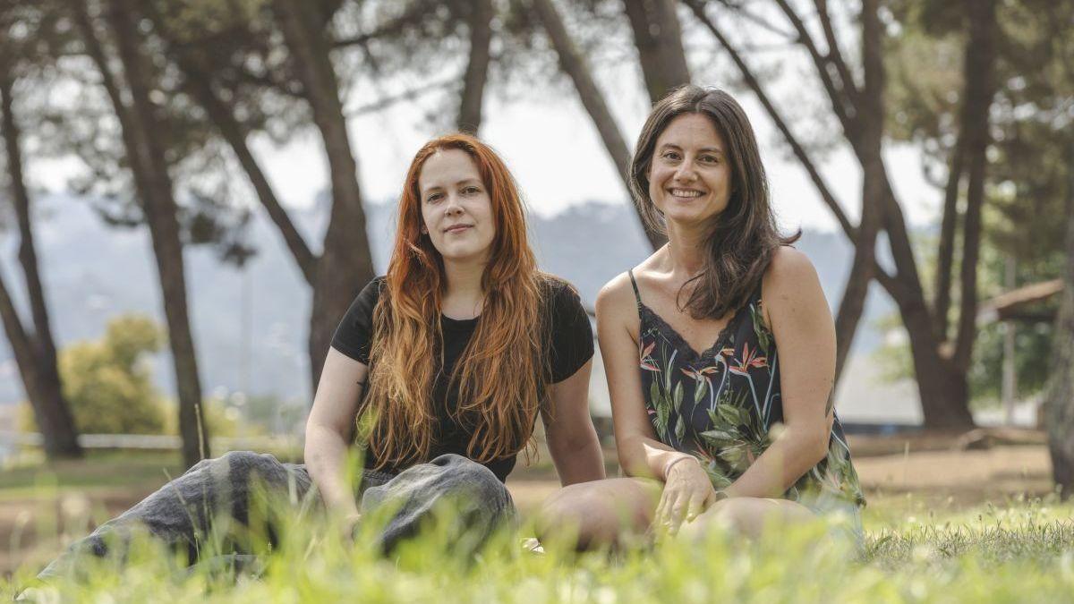 Laura y Bárbara enseñan a ayudar a las aves en apuros en Ourense con dos pajareras al rescate